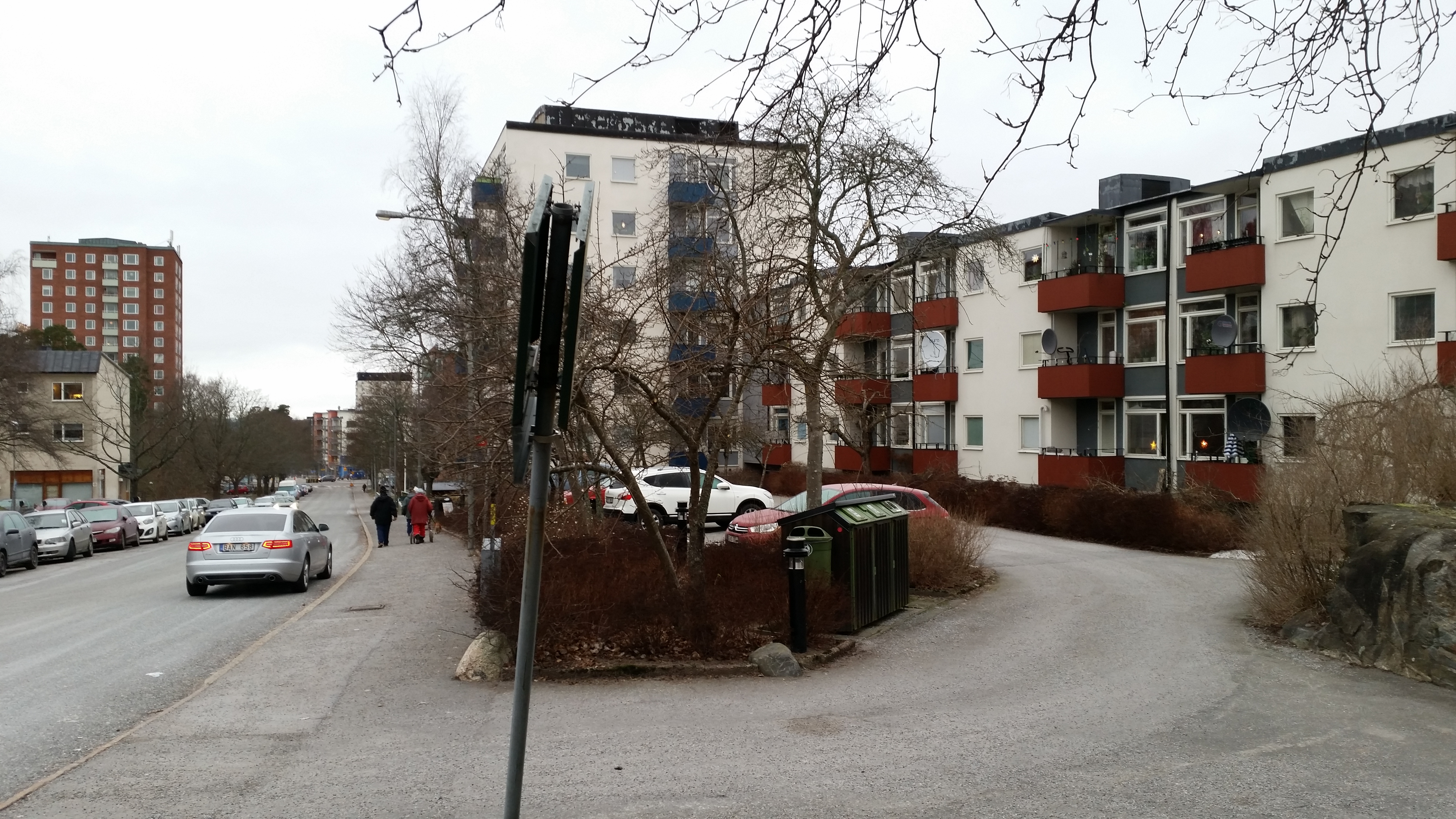 Det blev en promenad i Hässelby idag för att se hur det ser ut där jag växte upp, Det har hänt en hel del på senare år men Aprikosgatan 56 är sig likt.